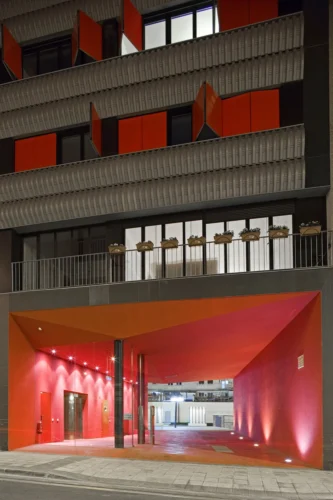 Detalle acceso al edificio de viciendas en Noáin (Navarra)