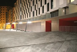 Vista posterior nocturna del edificio de viciendas en Noáin (Navarra)