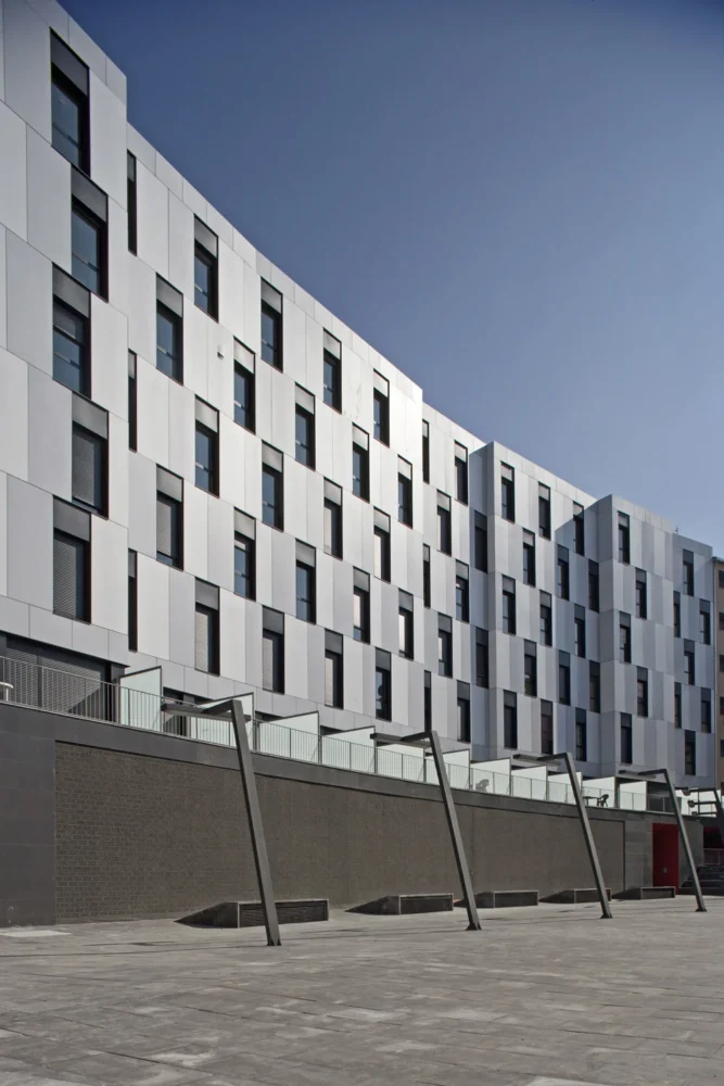 Vista posterior de edificio en Noáin