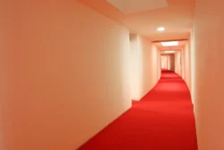Pasillo interior del edificio de viciendas en Noáin (Navarra)