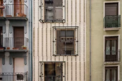 Facahada del edificio rehabilitado en el centro de Pamplona