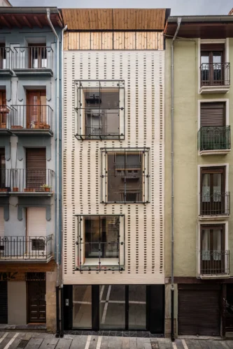 Facahada del edificio rehabilitado en el centro de Pamplona