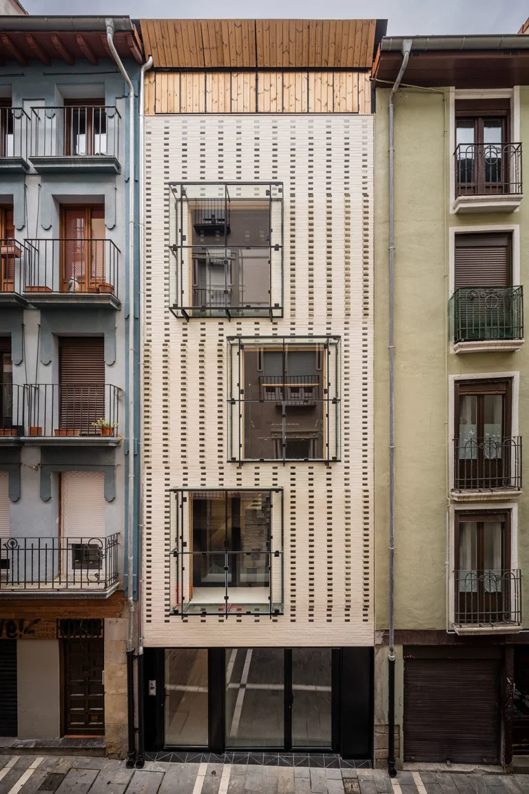 Facahada del edificio rehabilitado en el centro de Pamplona