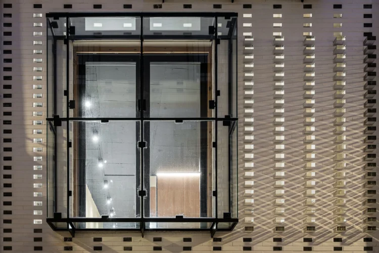 Detalle ventana edificio rehabilitado en el centro de Pamplona